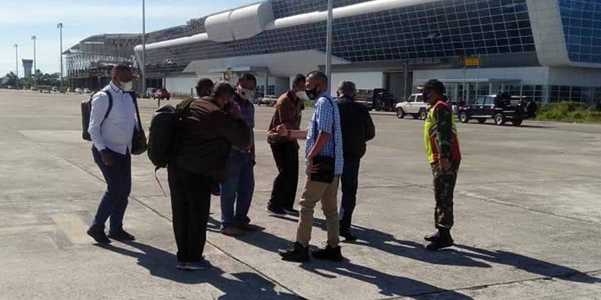 anglima Komando Gabungan Wilayah Pertahanan (Pangkogabwilhan) III Letjen TNI Ganip Warsito tiba di Bandara Mozes Kilangin Timika, Senin (09/11/2020).